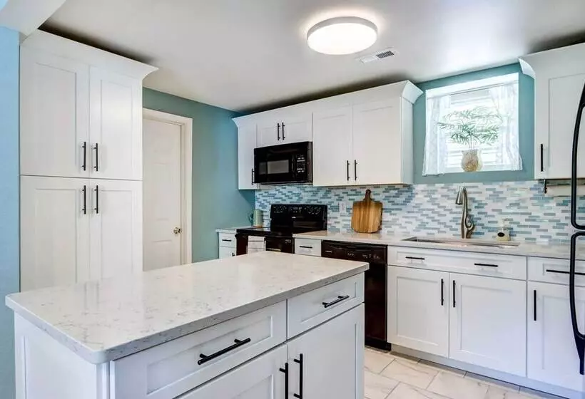 Dock + Kayaks: Lakefront Retreat In Sunrise Beach