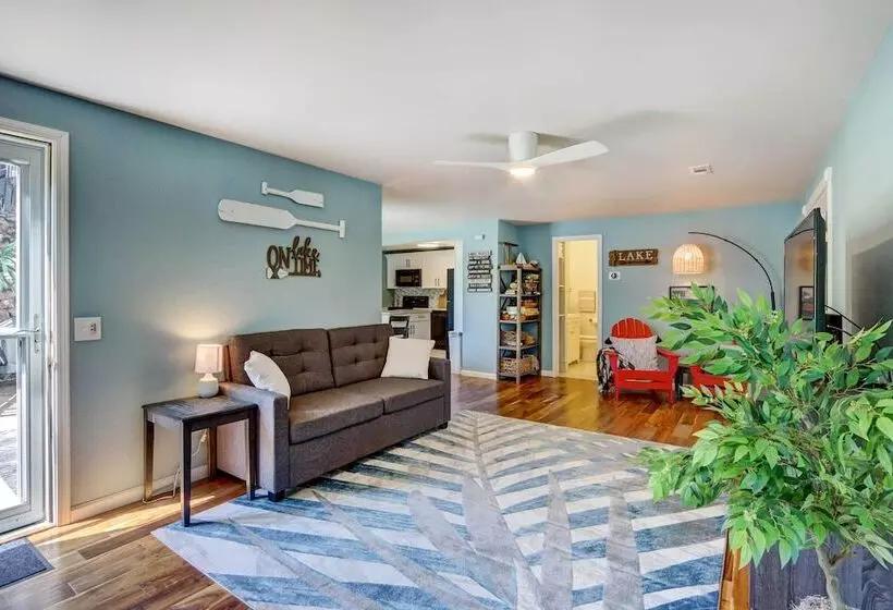 Dock + Kayaks: Lakefront Retreat In Sunrise Beach