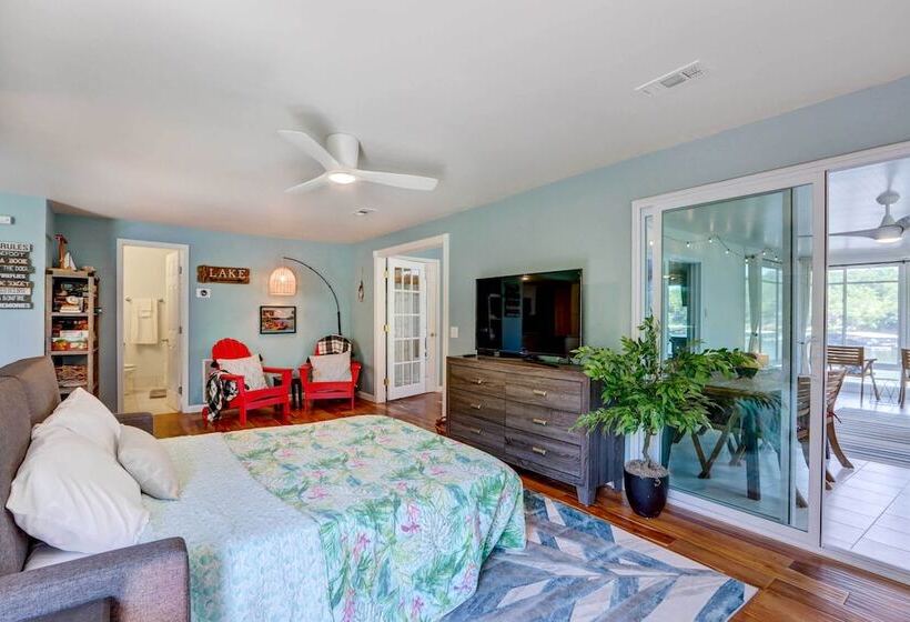 Dock + Kayaks: Lakefront Retreat In Sunrise Beach