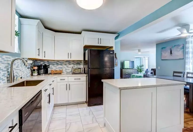 Dock + Kayaks: Lakefront Retreat In Sunrise Beach