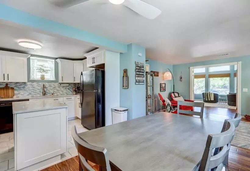 Dock + Kayaks: Lakefront Retreat In Sunrise Beach