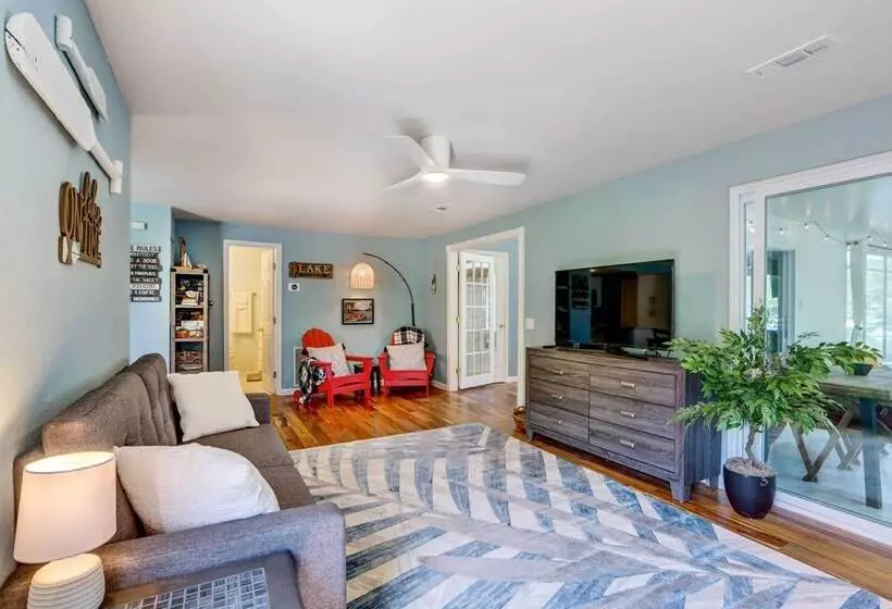 Dock + Kayaks: Lakefront Retreat In Sunrise Beach