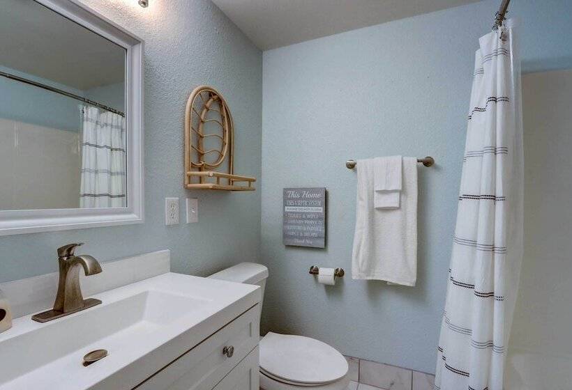 Dock + Kayaks: Lakefront Retreat In Sunrise Beach