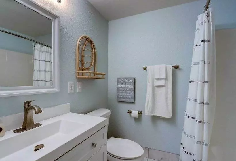 Dock + Kayaks: Lakefront Retreat In Sunrise Beach