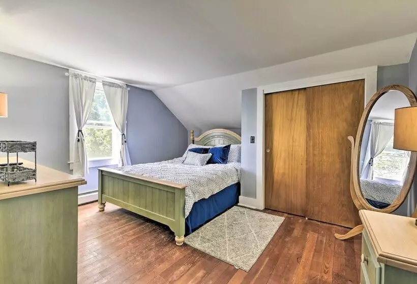 Lakefront Retreat W/ Shared Dock & Fire Pit!