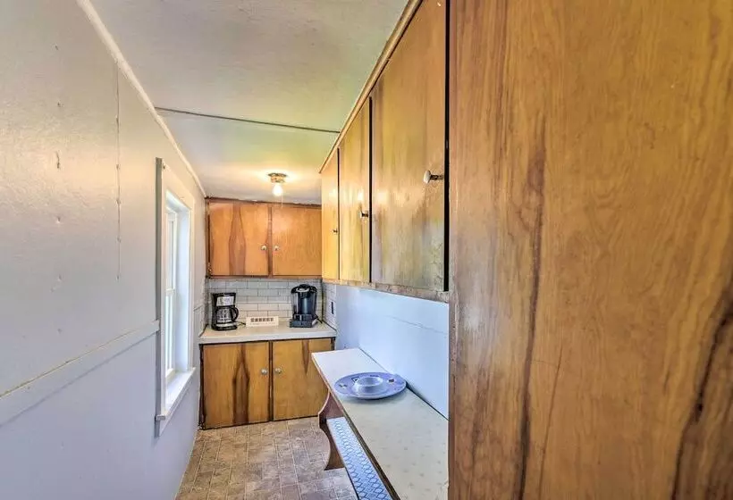 Lakefront Retreat W/ Shared Dock & Fire Pit!