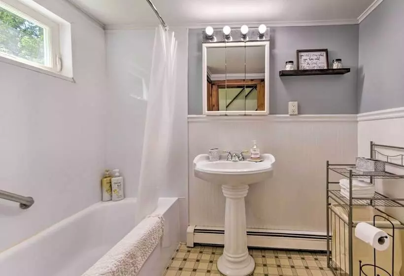 Lakefront Retreat W/ Shared Dock & Fire Pit!