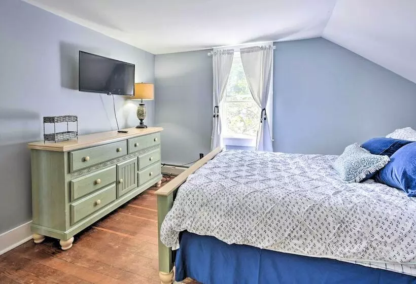 Lakefront Retreat W/ Shared Dock & Fire Pit!