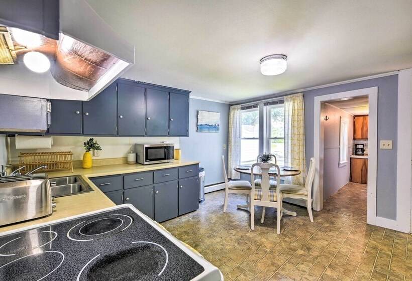 Lakefront Retreat W/ Shared Dock & Fire Pit!