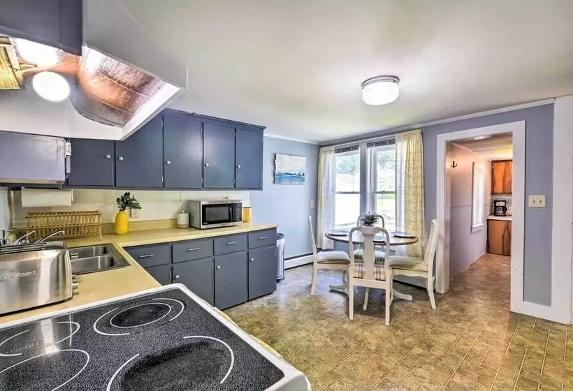 Lakefront Retreat W/ Shared Dock & Fire Pit!