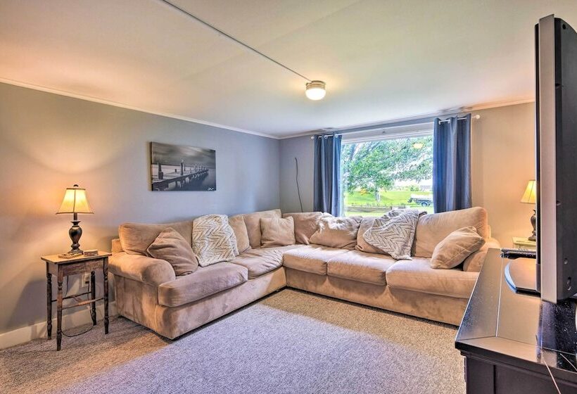 Lakefront Retreat W/ Shared Dock & Fire Pit!