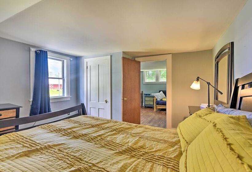 Lakefront Retreat W/ Shared Dock & Fire Pit!