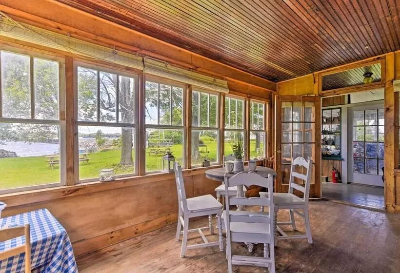 Lakefront Retreat W/ Shared Dock & Fire Pit!