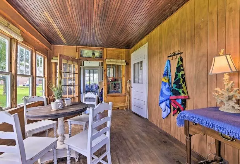 Lakefront Retreat W/ Shared Dock & Fire Pit!