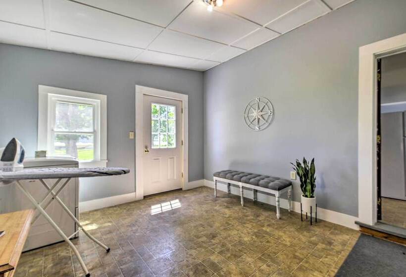 Lakefront Retreat W/ Shared Dock & Fire Pit!