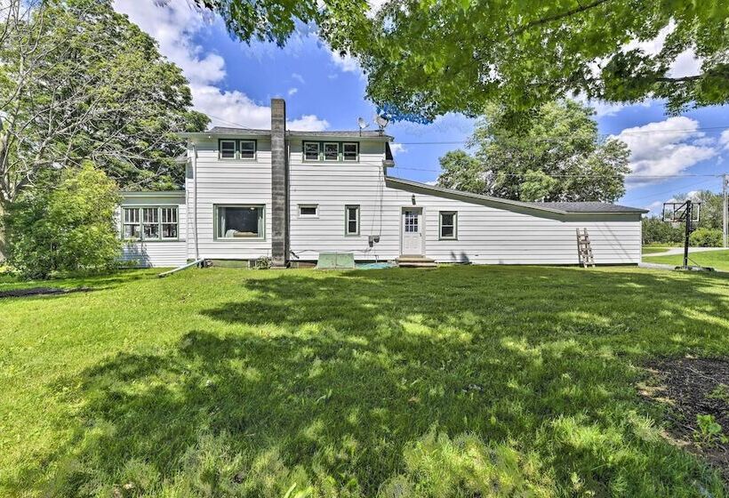 Lakefront Retreat W/ Shared Dock & Fire Pit!