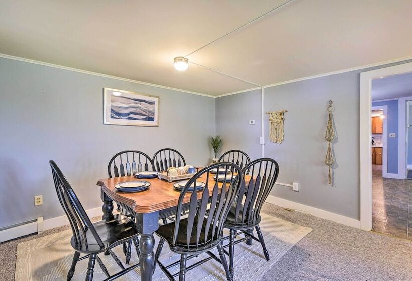 Lakefront Retreat W/ Shared Dock & Fire Pit!