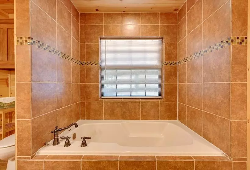 Broken Bow Cabin W/ Hot Tub & Deck   4 Mi To Lake!