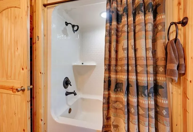 Broken Bow Cabin W/ Hot Tub & Deck   4 Mi To Lake!