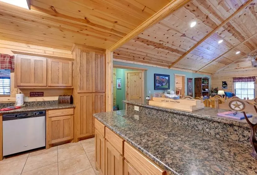 Broken Bow Cabin W/ Hot Tub & Deck   4 Mi To Lake!