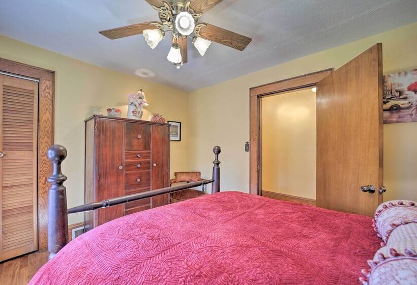 Lovely Waynesville Home W/ Yard: Pet Friendly