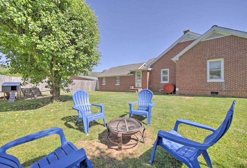 Lovely Waynesville Home W/ Yard: Pet Friendly