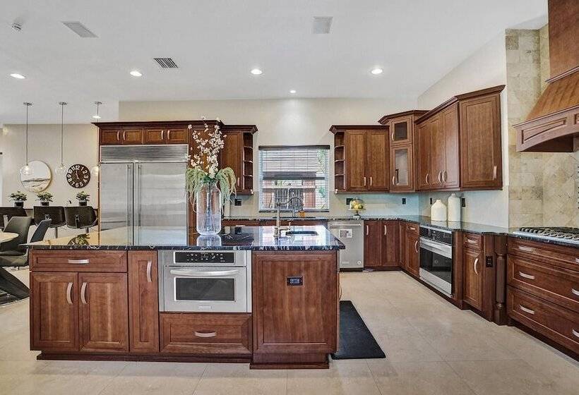 Luxury 8 Br With Pool & Mini Golf & Soccer