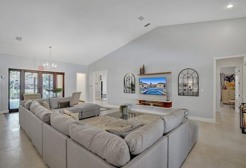 Luxury 8 Br With Pool & Mini Golf & Soccer