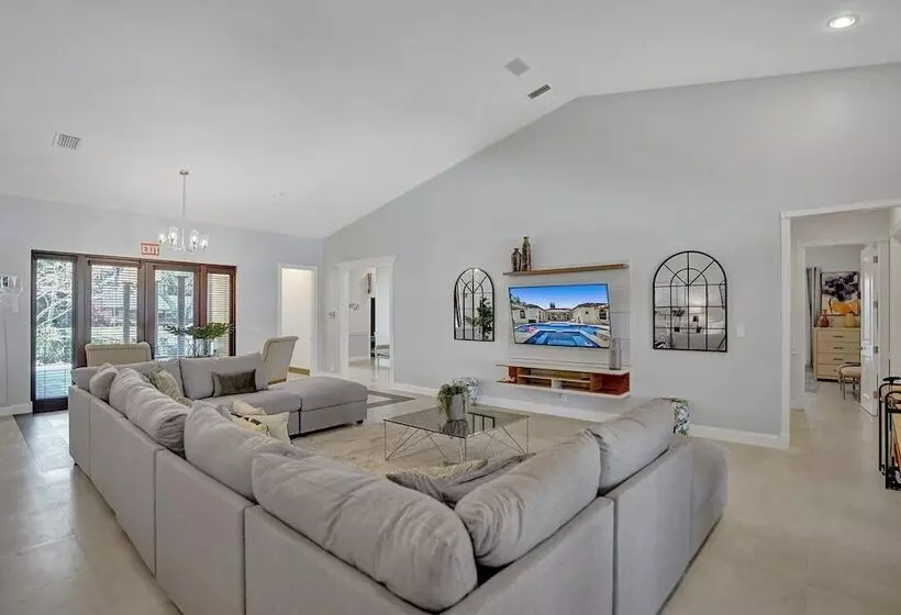 Luxury 8 Br With Pool & Mini Golf & Soccer