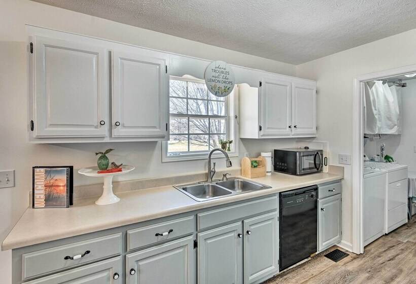 Normandy Home W/ Yard ~ 2 Mi To Lake