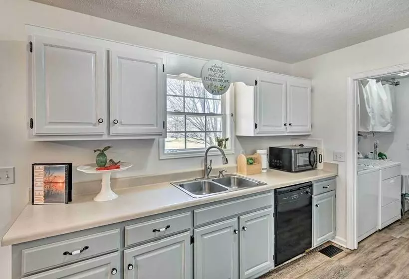 Normandy Home W/ Yard ~ 2 Mi To Lake