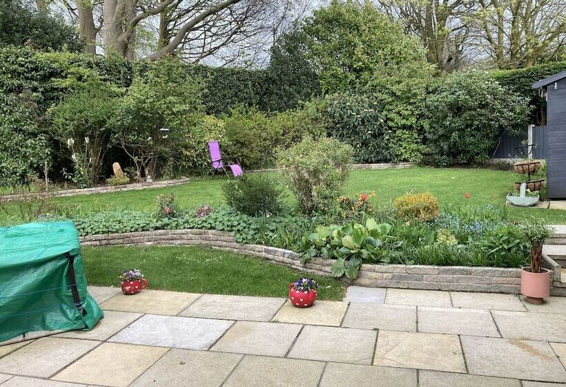 اقامتگاه Stunning 2 Bed Bungalow In Liverpool Leafy Suburb