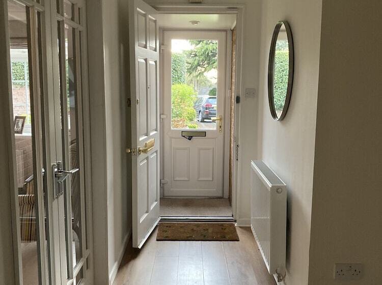 اقامتگاه Stunning 2 Bed Bungalow In Liverpool Leafy Suburb