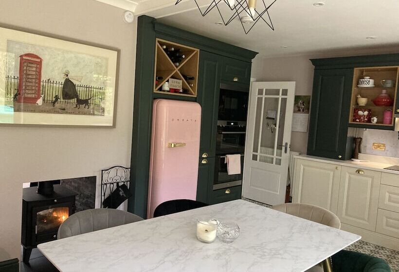 اقامتگاه Stunning 2 Bed Bungalow In Liverpool Leafy Suburb