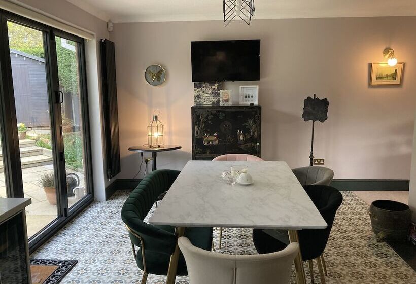 اقامتگاه Stunning 2 Bed Bungalow In Liverpool Leafy Suburb