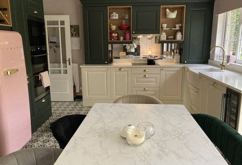 اقامتگاه Stunning 2 Bed Bungalow In Liverpool Leafy Suburb