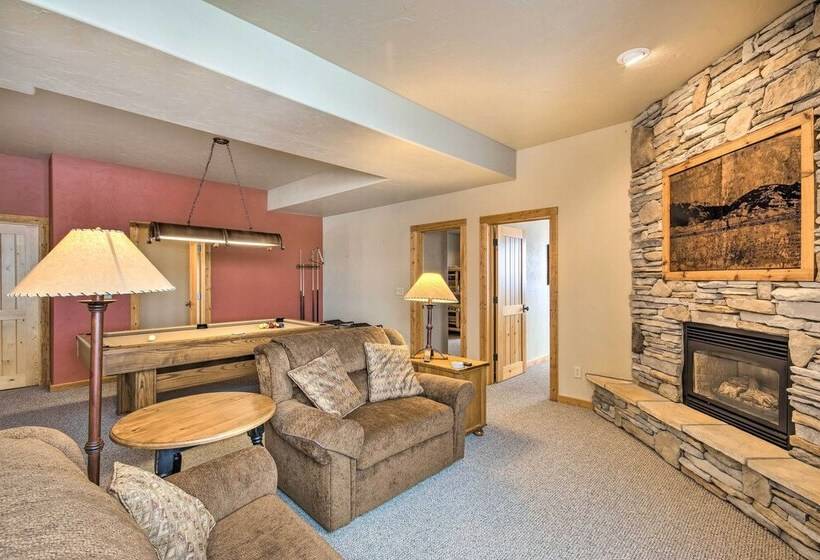 Rustic Livingston Home W/ Deck + Mtn Views!