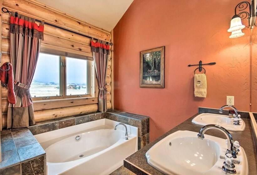 Rustic Livingston Home W/ Deck + Mtn Views!