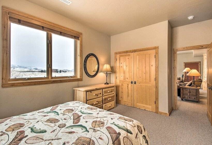 Rustic Livingston Home W/ Deck + Mtn Views!