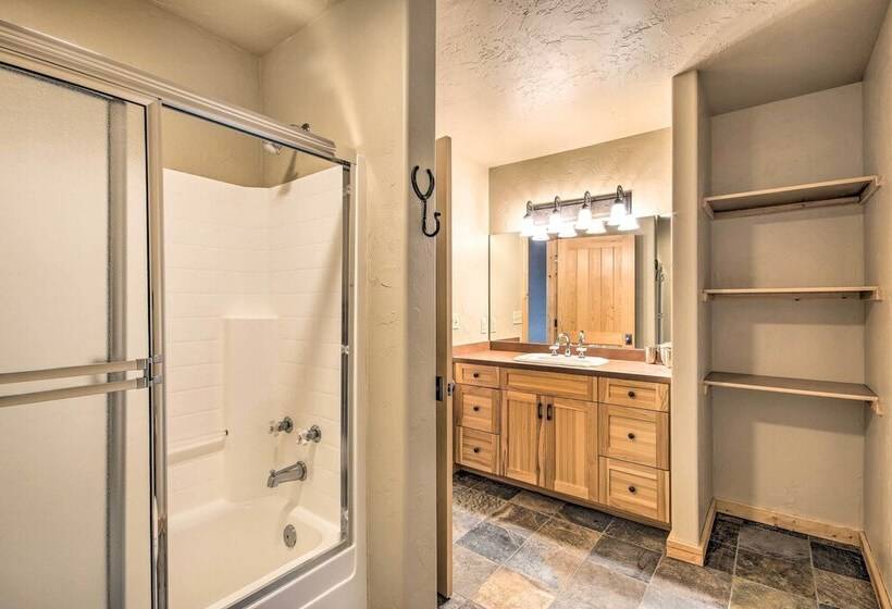 Rustic Livingston Home W/ Deck + Mtn Views!