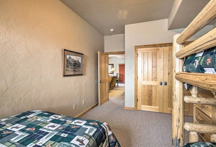 Rustic Livingston Home W/ Deck + Mtn Views!