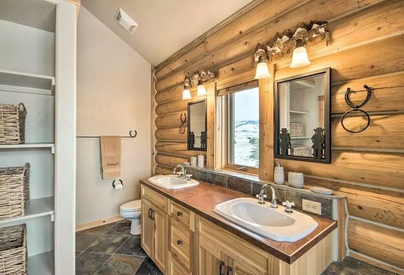 Rustic Livingston Home W/ Deck + Mtn Views!