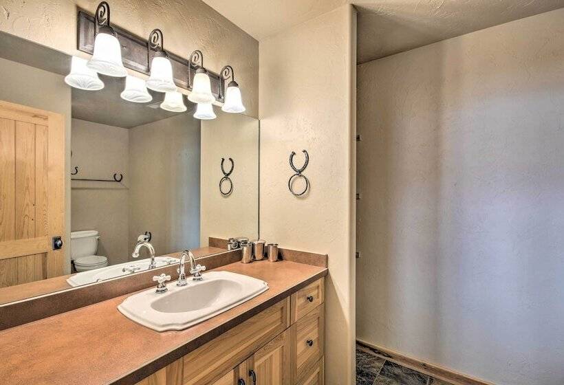 Rustic Livingston Home W/ Deck + Mtn Views!