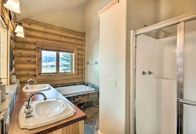 Rustic Livingston Home W/ Deck + Mtn Views!