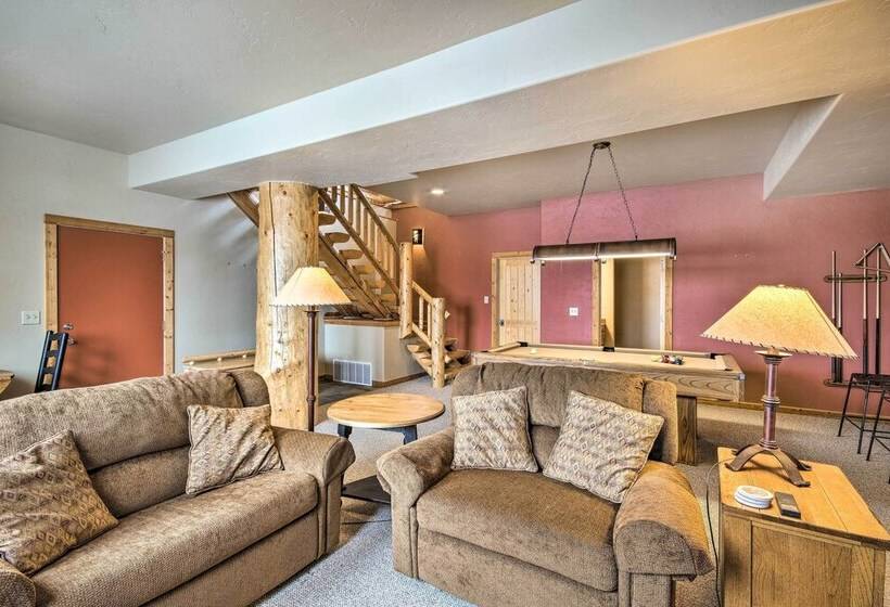 Rustic Livingston Home W/ Deck + Mtn Views!