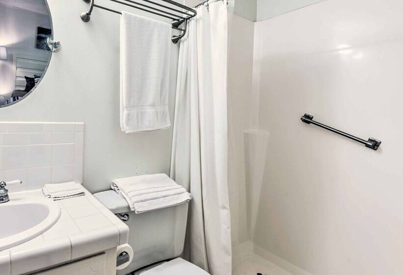 Single Story Bayside Retreat W/ Water Views!