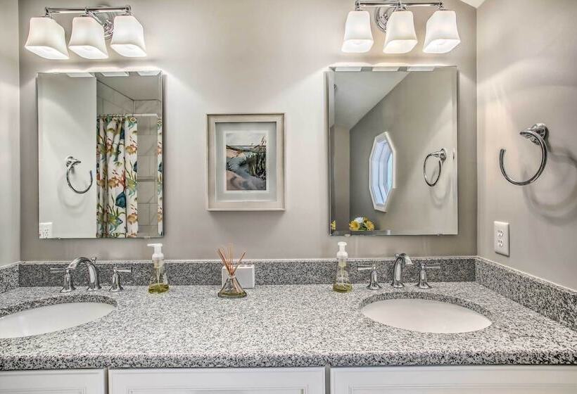 Spacious Beach Cottage W/ Private Dock Access