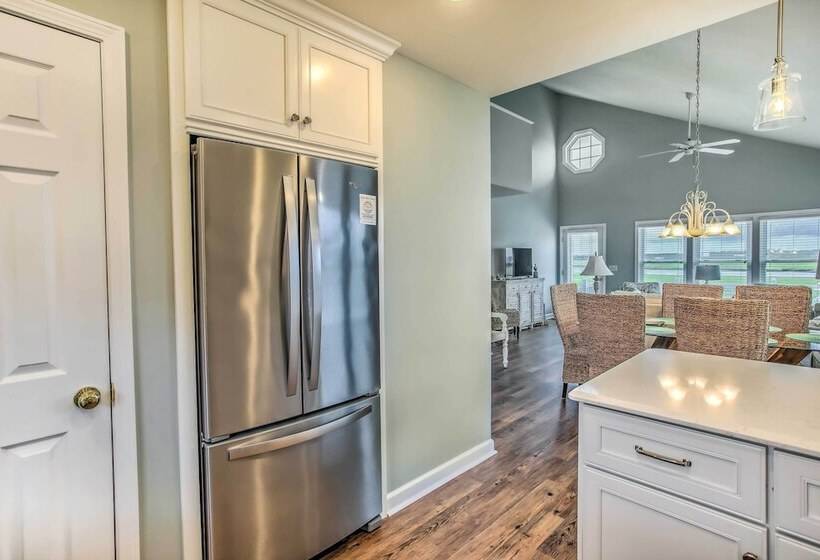 Spacious Beach Cottage W/ Private Dock Access