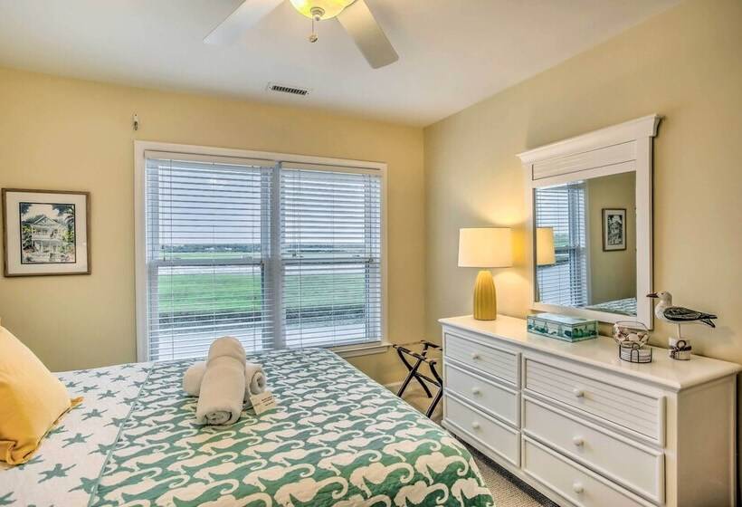 Spacious Beach Cottage W/ Private Dock Access