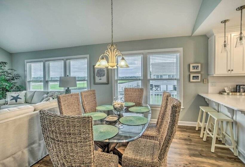 Spacious Beach Cottage W/ Private Dock Access